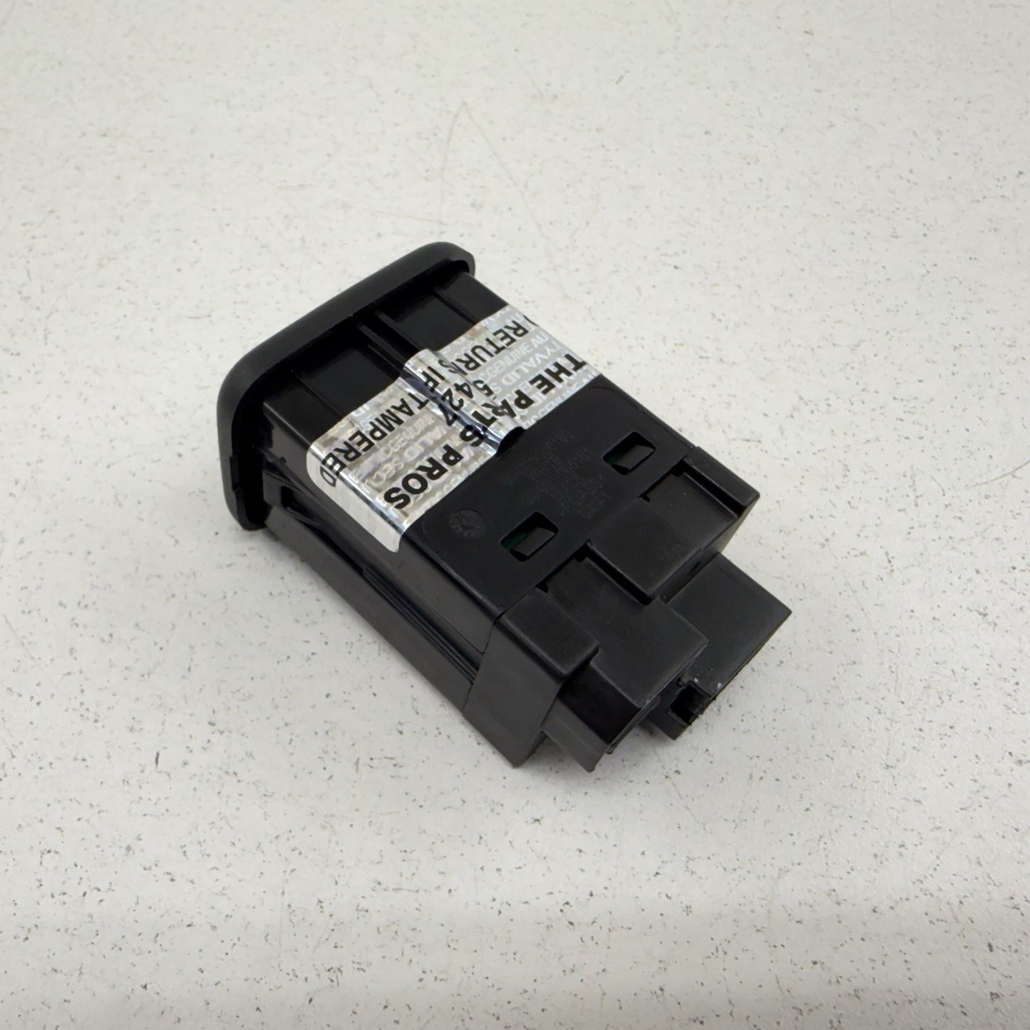 2021 Chevrolet Camaro ZL1 Center Console USB Port Auxiliary Jack 13526854 OEM