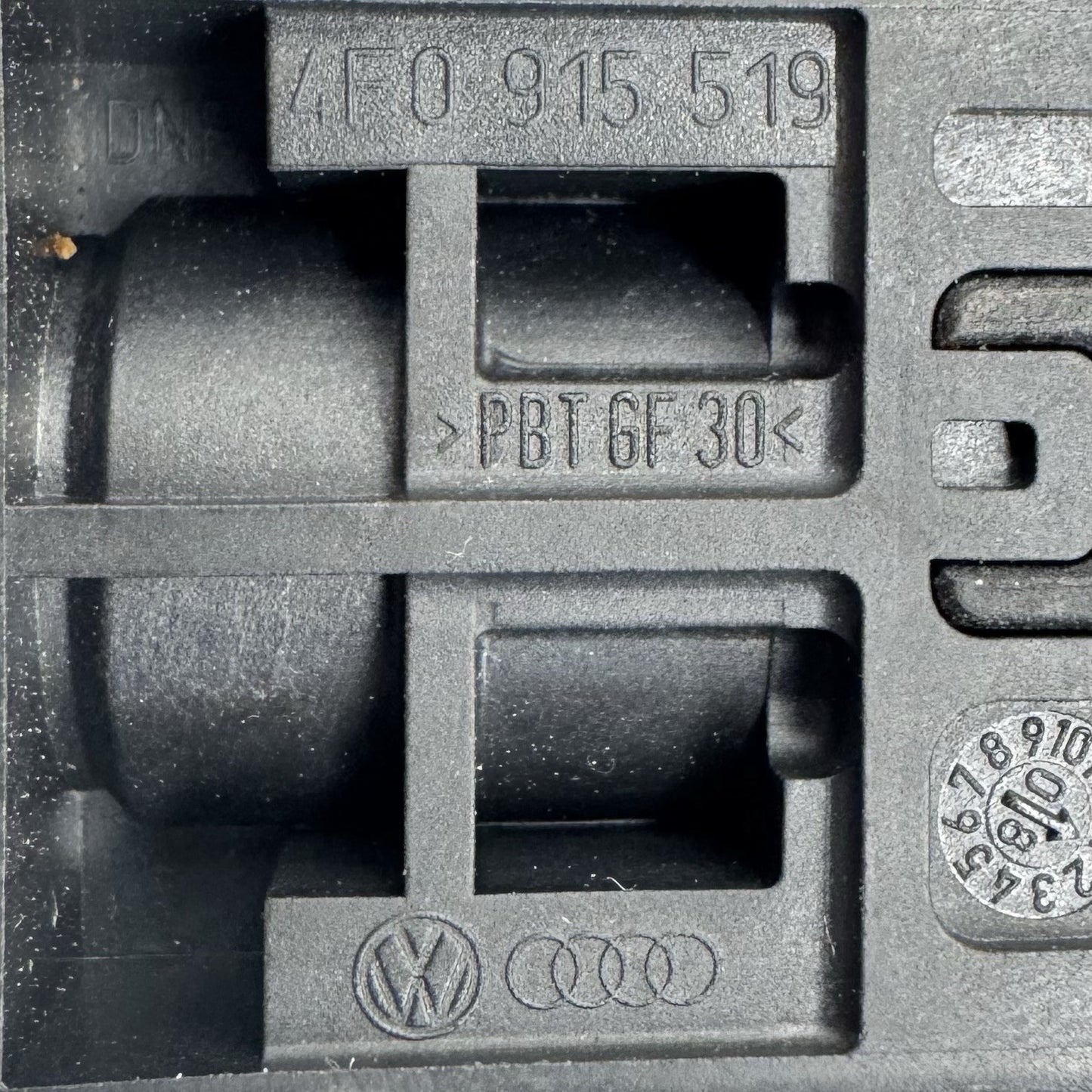 08-15 Audi TT Battery Cut Off Fuse Overload Protection Trip 4F0915519 OEM
