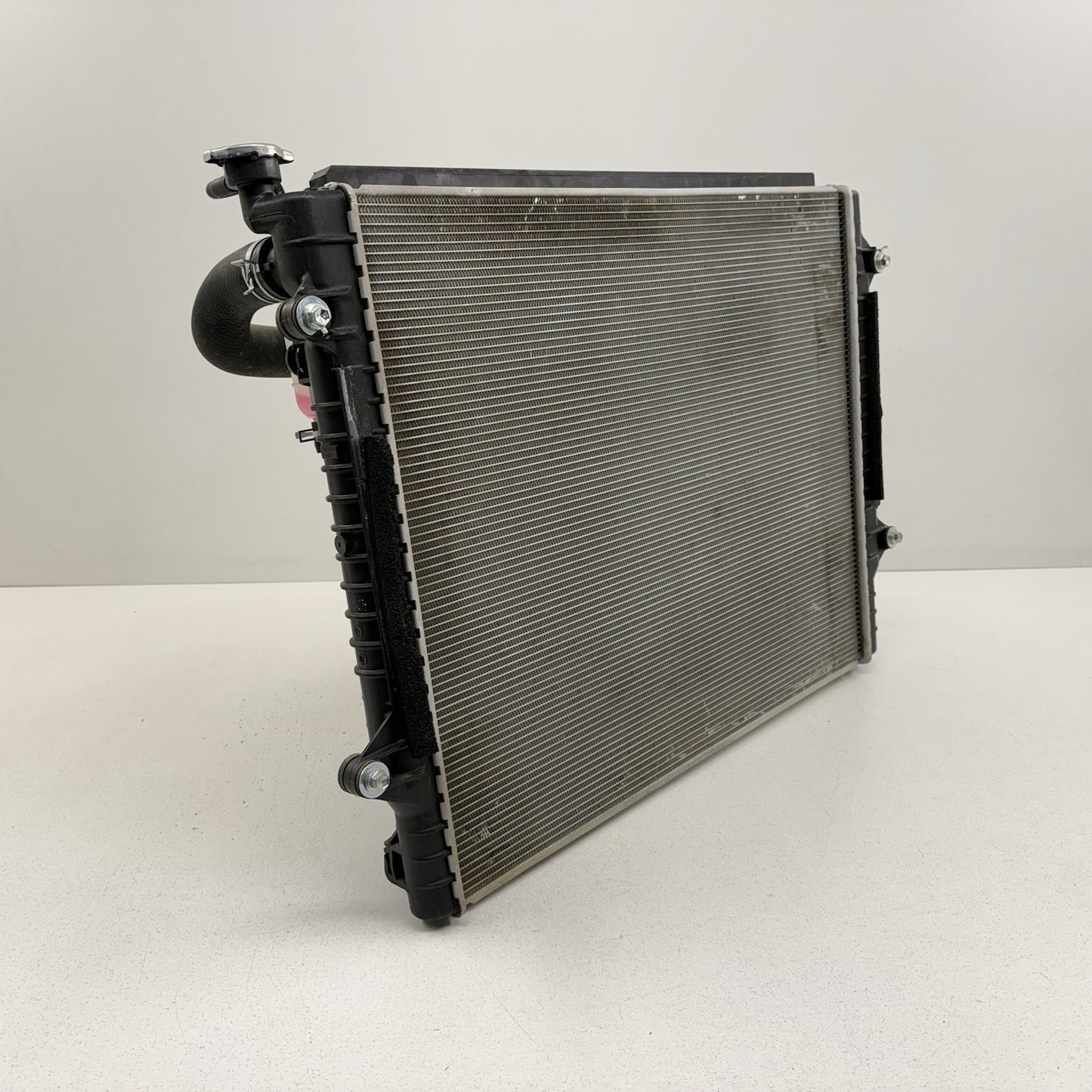16-23 Toyota Tacoma 3.5L Automatic Engine Radiator With Fan Shroud Assembly OEM