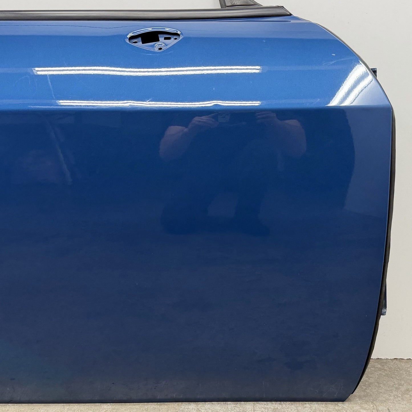15-23 Dodge Challenger Passenger Right Door Shell Complete With Glass OEM