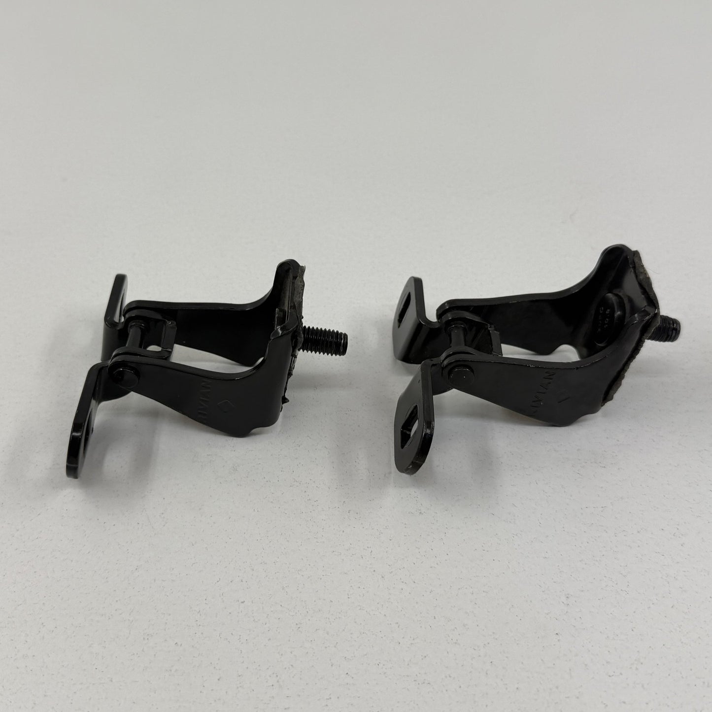 2022-2024 Rivian R1S Rear Upper Tailgate Liftgate Hinge Pair PT00003652 OEM