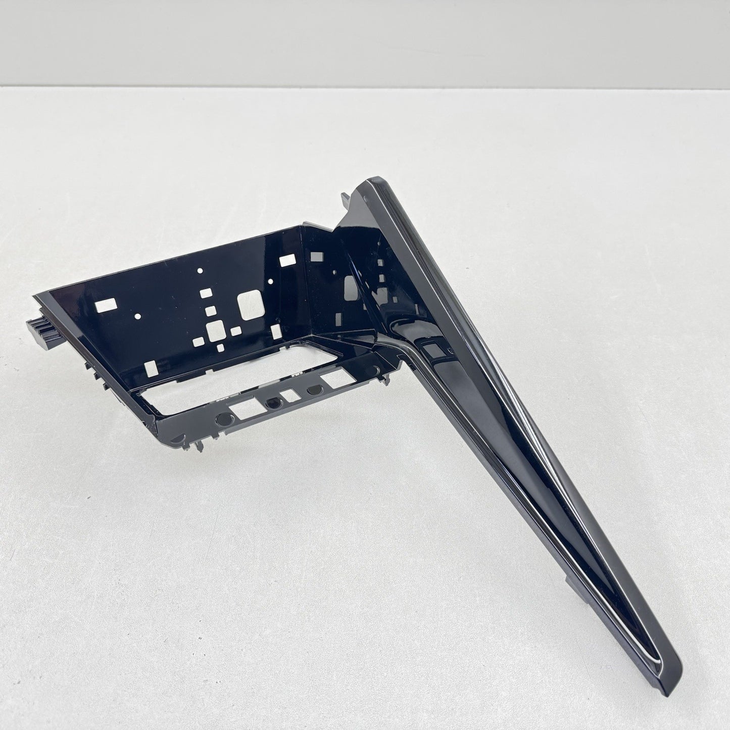 22-25 VOLKSWAGEN GOLF R CENTER CONSOLE PHONE CHARGING SURROUND TRIM COVER OEM