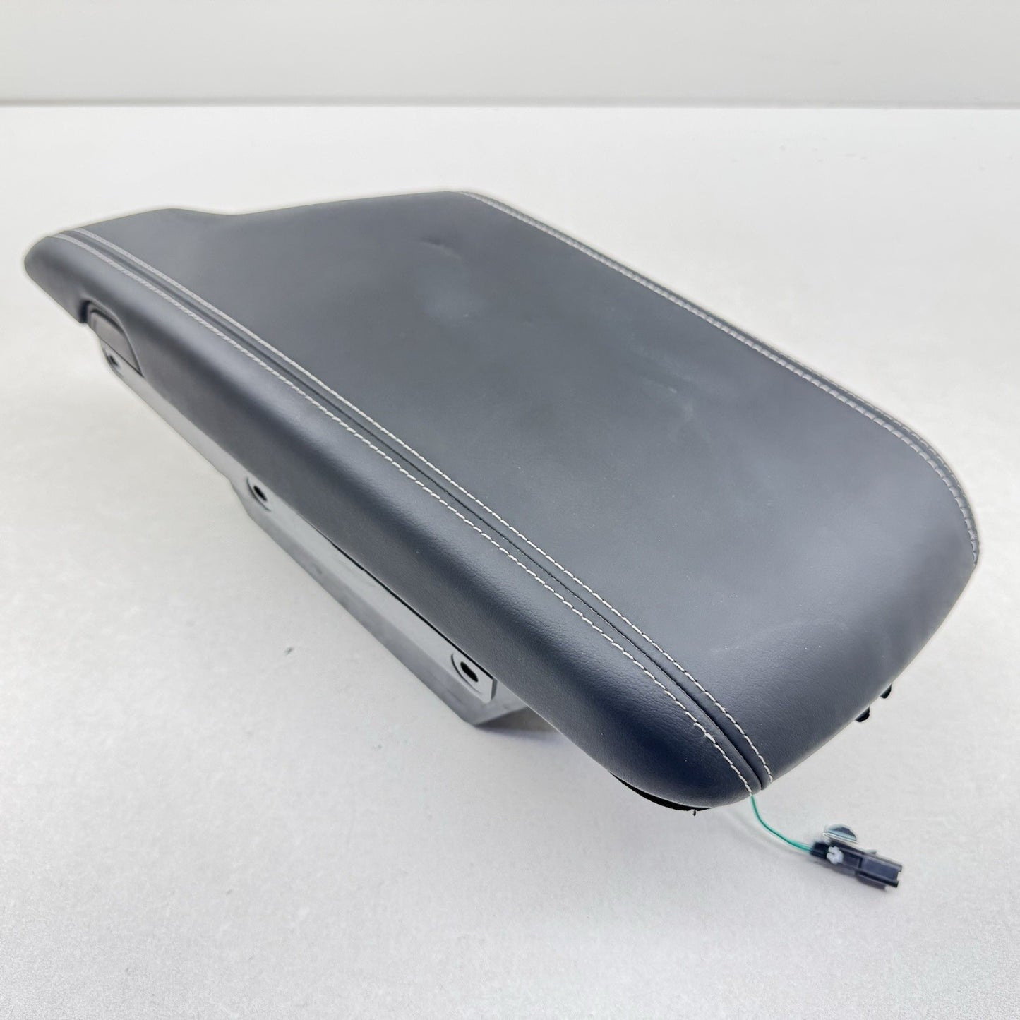 22-24 CADILLAC CT4 V BLACKWING CENTER CONSOLE ARMREST ARM REST STORAGE TRAY OEM