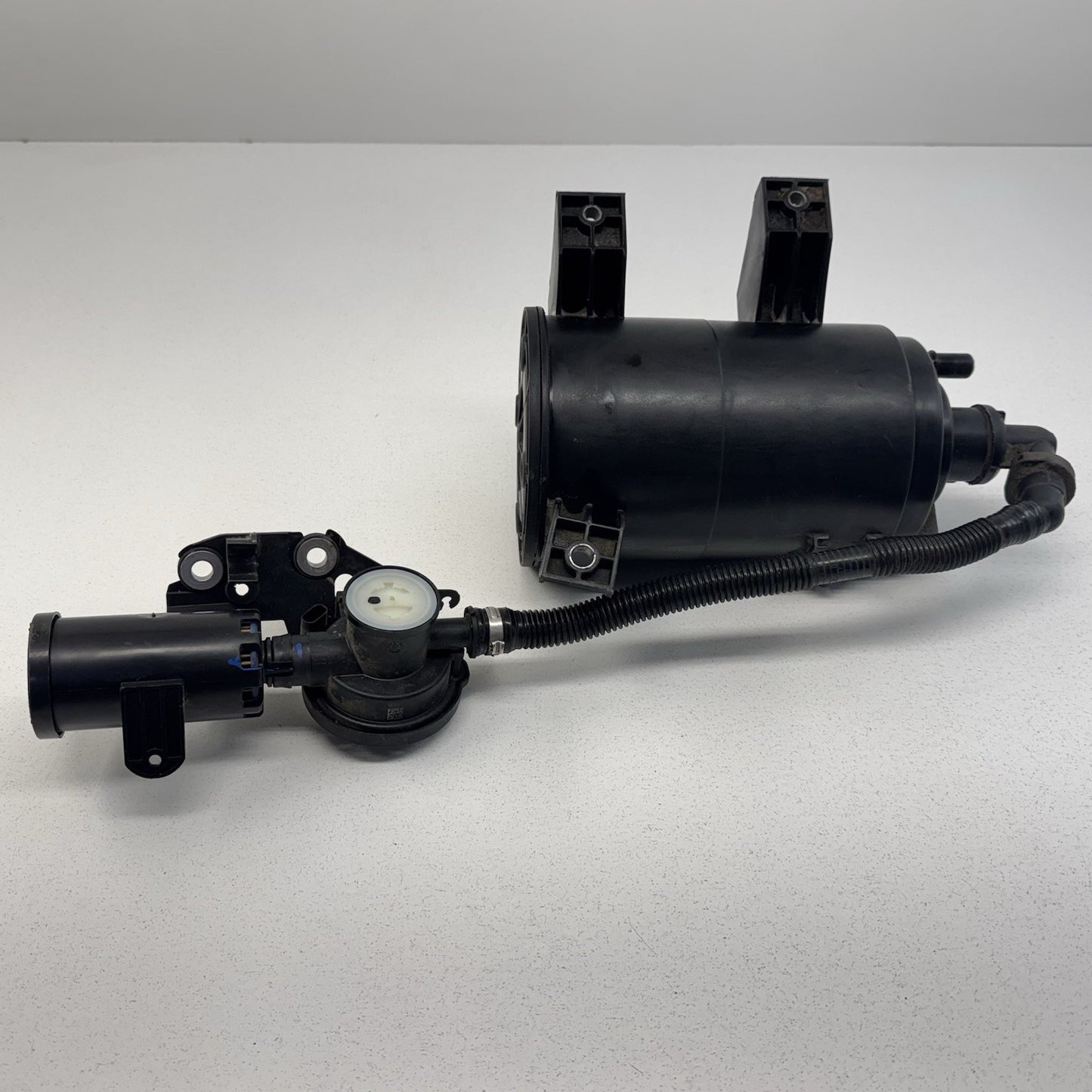 18-24 BMW G01 G02 X3 X4 Fuel Evap Vapor Charcoal Emission Canister 7459686 OEM