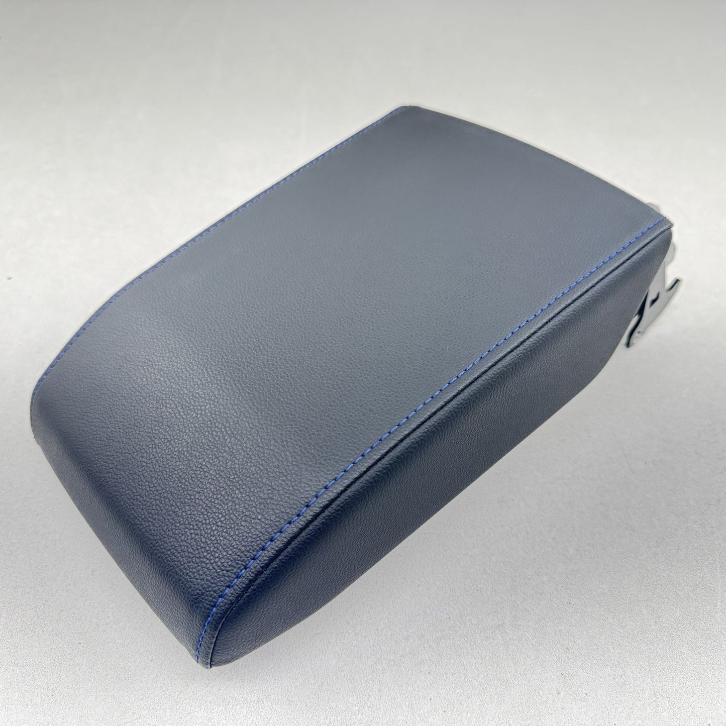 22-25 VOLKSWAGEN GOLF R MK8 CENTER CONSOLE ARMREST ARM REST COVER LID OEM