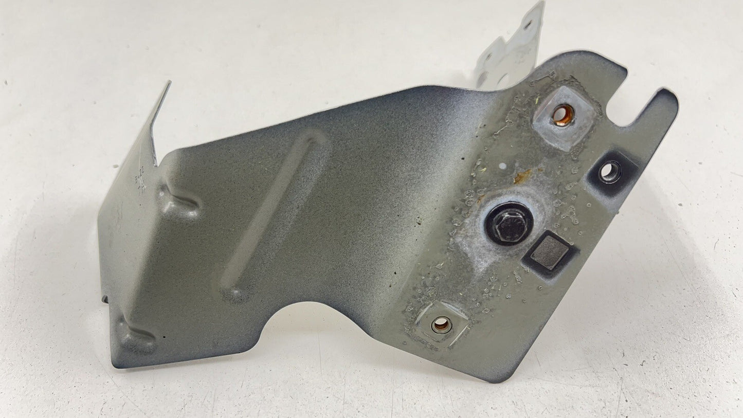 14-23 MASERATI GHIBLI PASSENGER RIGHT FRONT FENDER BRACKET SUPPORT MOUNT OEM