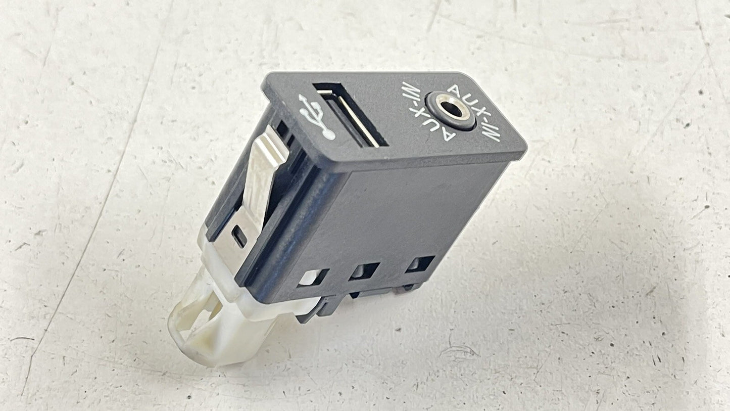 12-19 BMW M6 USB PORT AUX-IN INPUT JACK MODULE 9237653 OEM