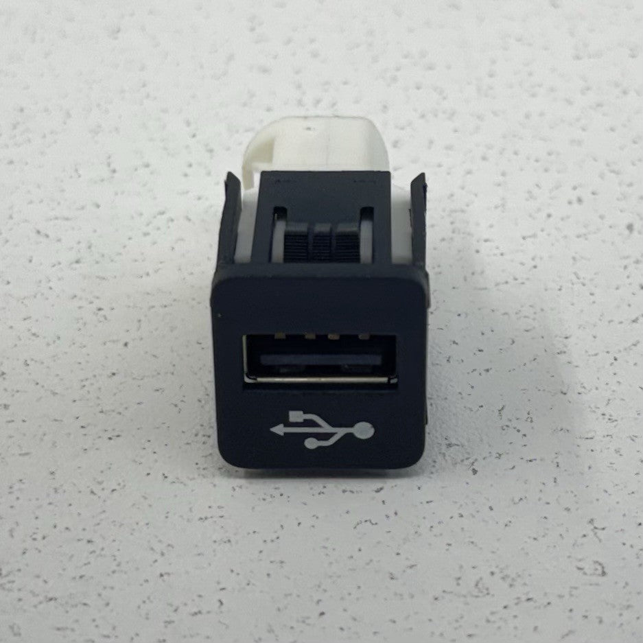 18-24 BMW G01 G02 X3 X4 USB AUX-IN Port Audio Input Socket Unit 9229294 OEM