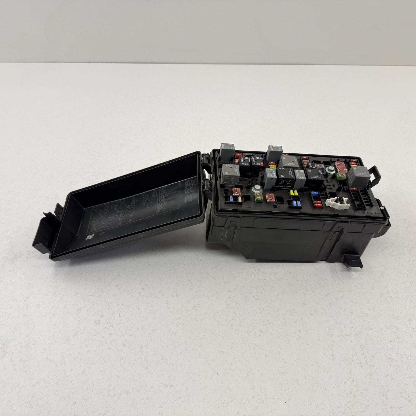 2012-2015 Chevrolet Camaro SS Engine Bay Fuse Relay Junction Box 22760635 OEM