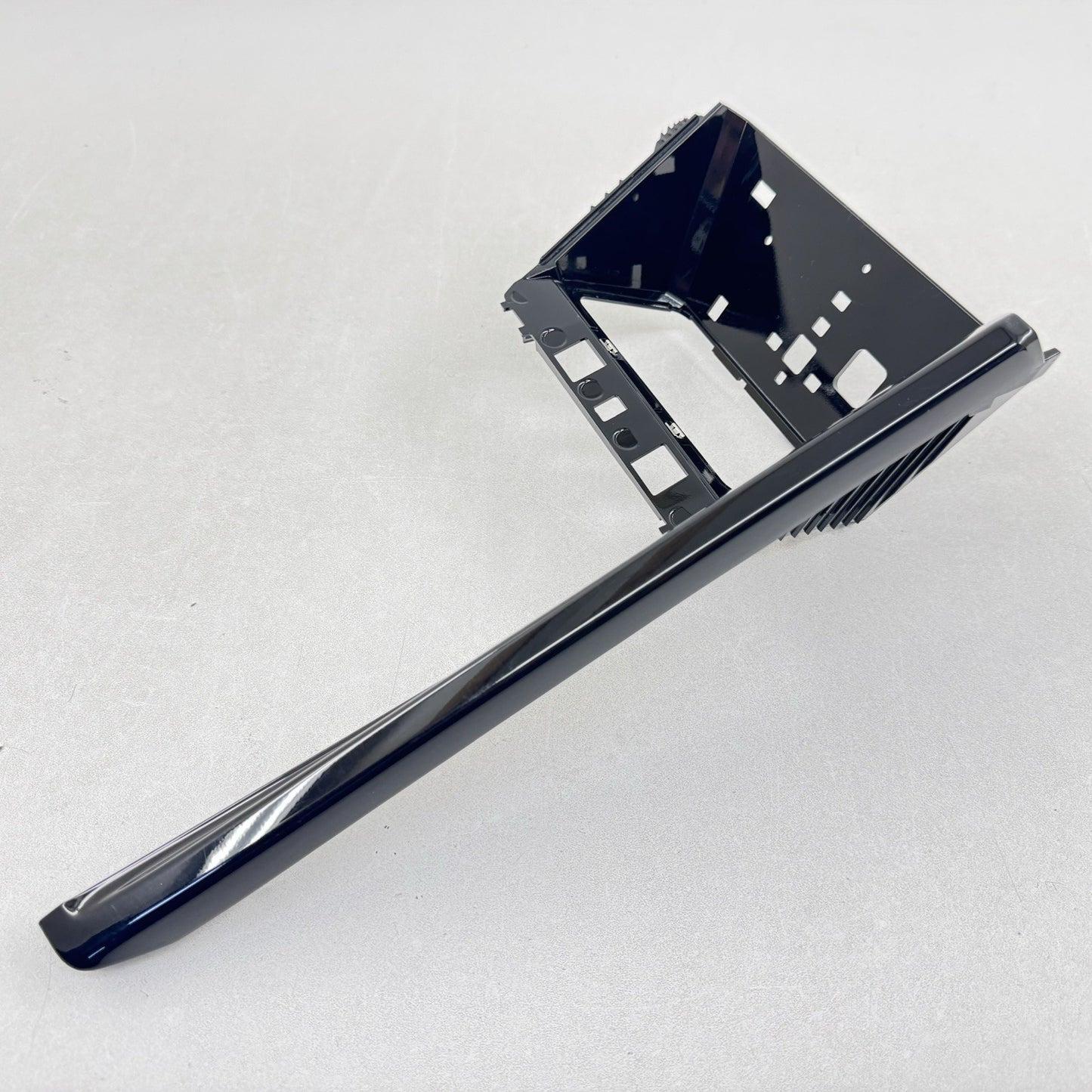 22-25 VOLKSWAGEN GOLF R CENTER CONSOLE PHONE CHARGING SURROUND TRIM COVER OEM