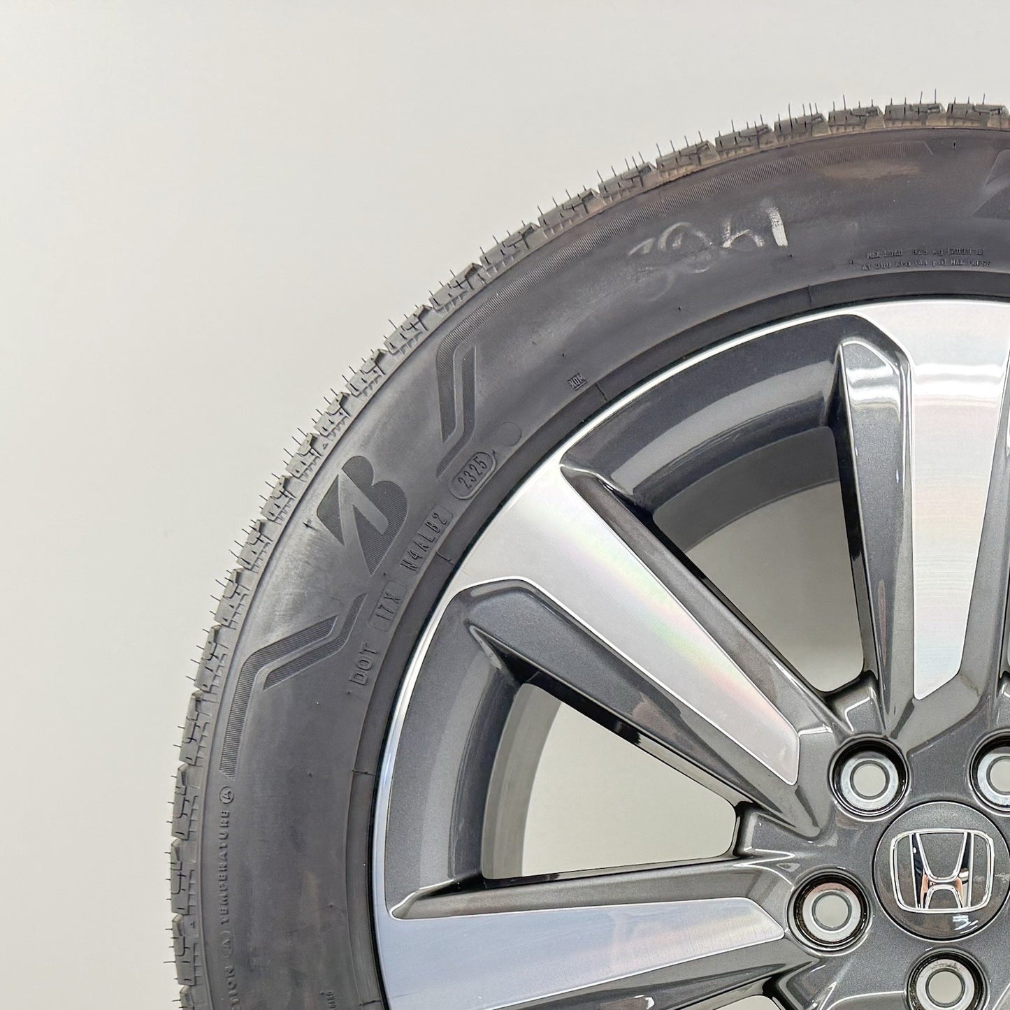 23-25 Honda Pilot Touring 20" 20x8 Wheel Rim W/ Tire 42700-T90-A21 Factory OEM