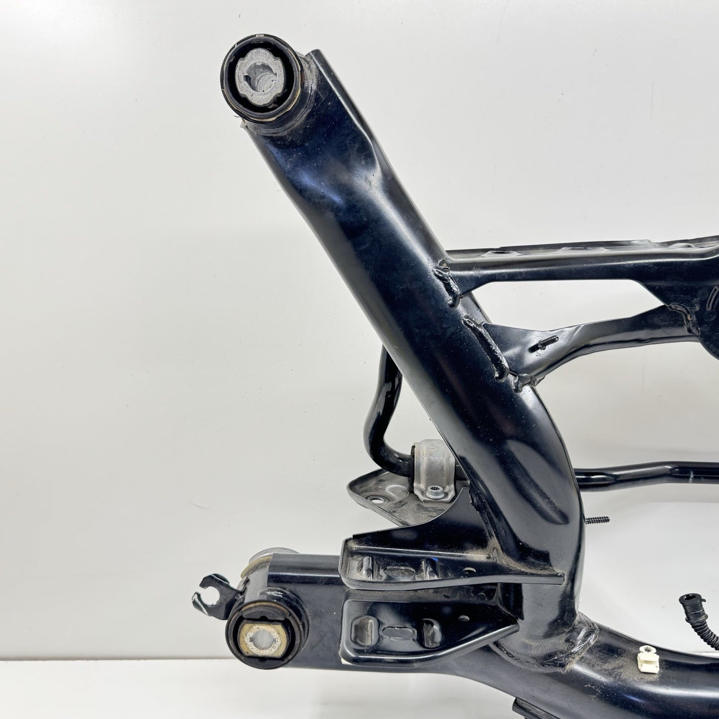 22-25 VOLKSWAGEN GOLF R MK8 REAR SUBFRAME CROSSMEMBER CRADLE WITH SWAY BAR OEM