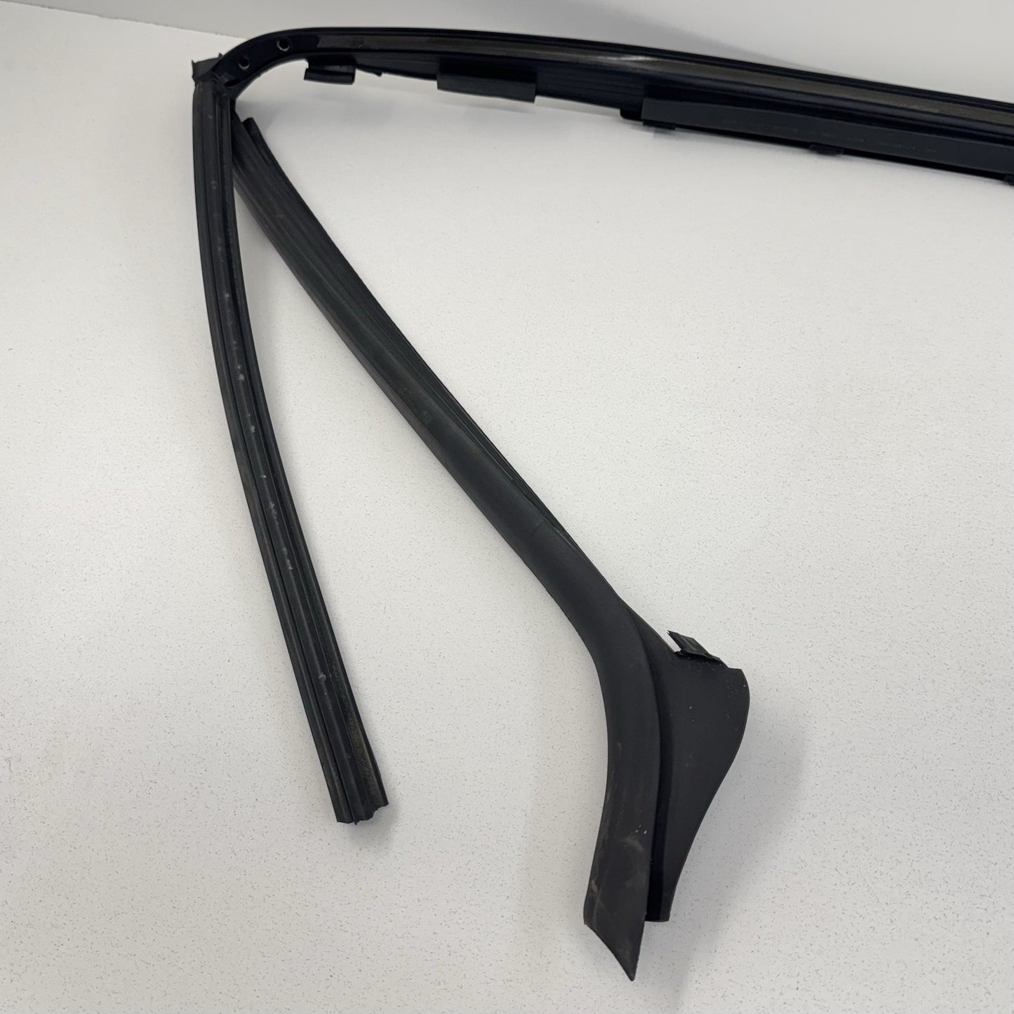 08-15 Audi TT Convertible Front Windshield Weatherstrip Seal 8J7845353C OEM
