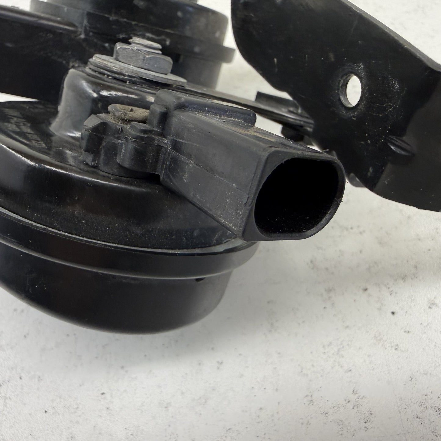 2014-2018 Bentley Flying Spur Low & High Note Tone Horn Signal Pair OEM