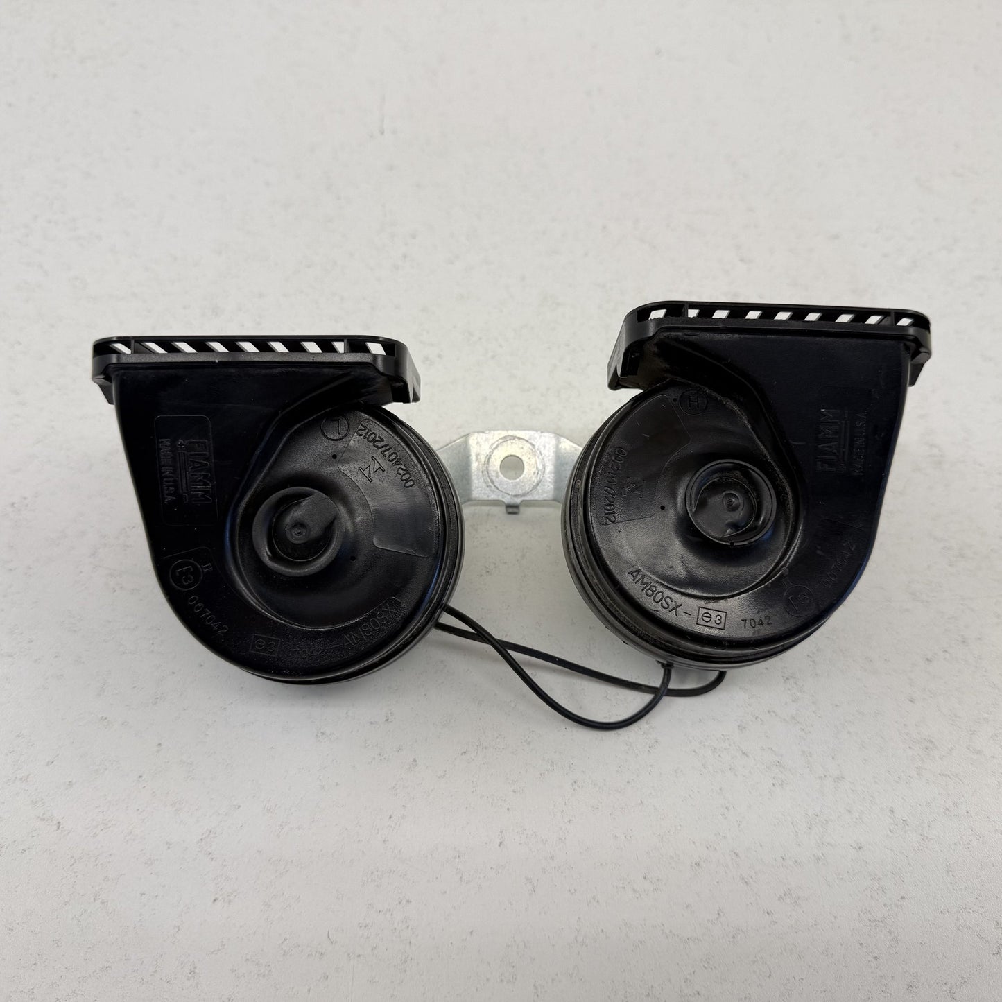 2019-2024 Ram 2500 3500 Low &amp; High Note Tone Horn Signal Pair W/ Bracket OEM