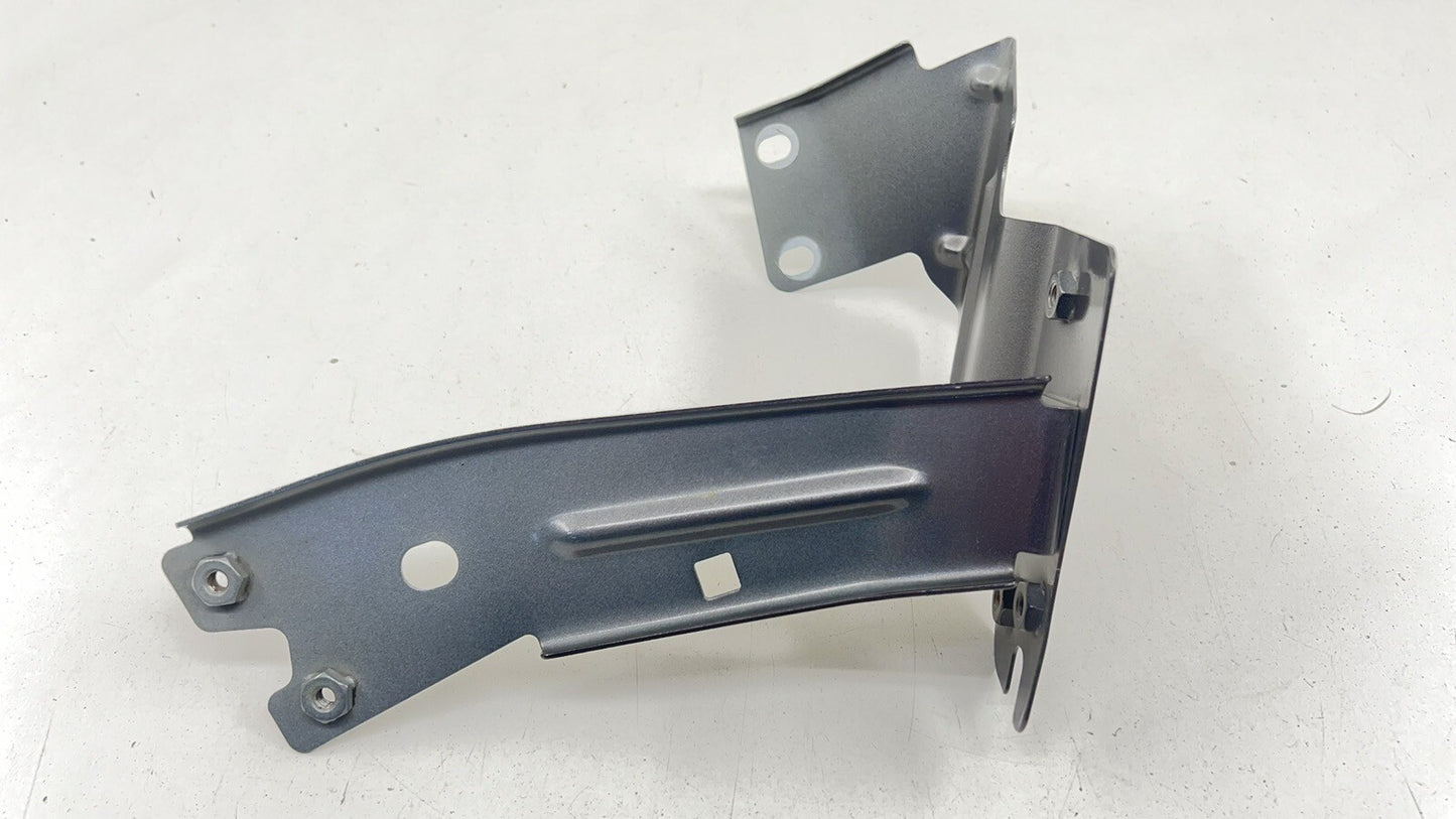14-23 MASERATI GHIBLI PASSENGER RIGHT FRONT FENDER BRACKET SUPPORT MOUNT OEM