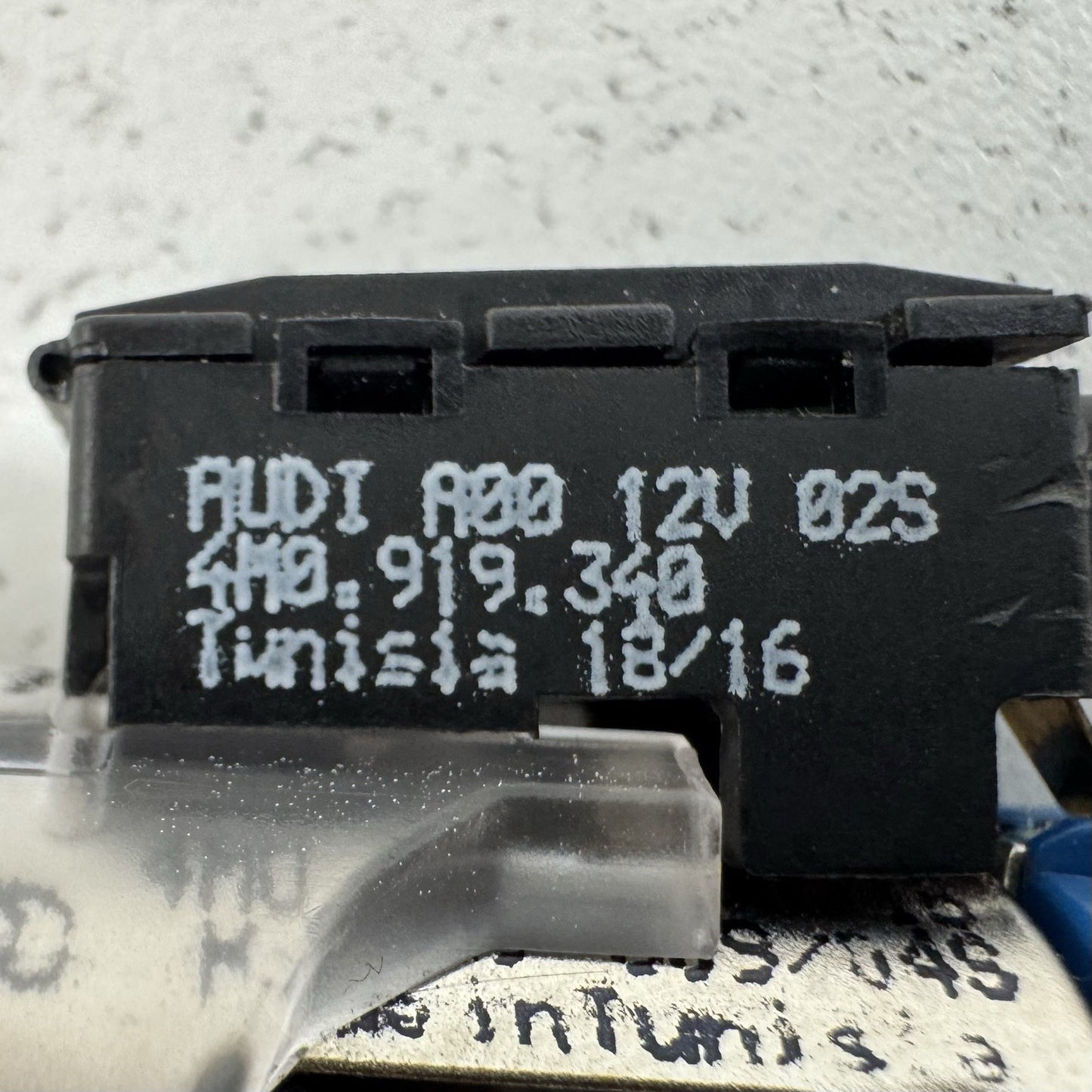 17-23 Audi R8 Center Console 12V Charge Port Power Outlet 4M0919340 OEM