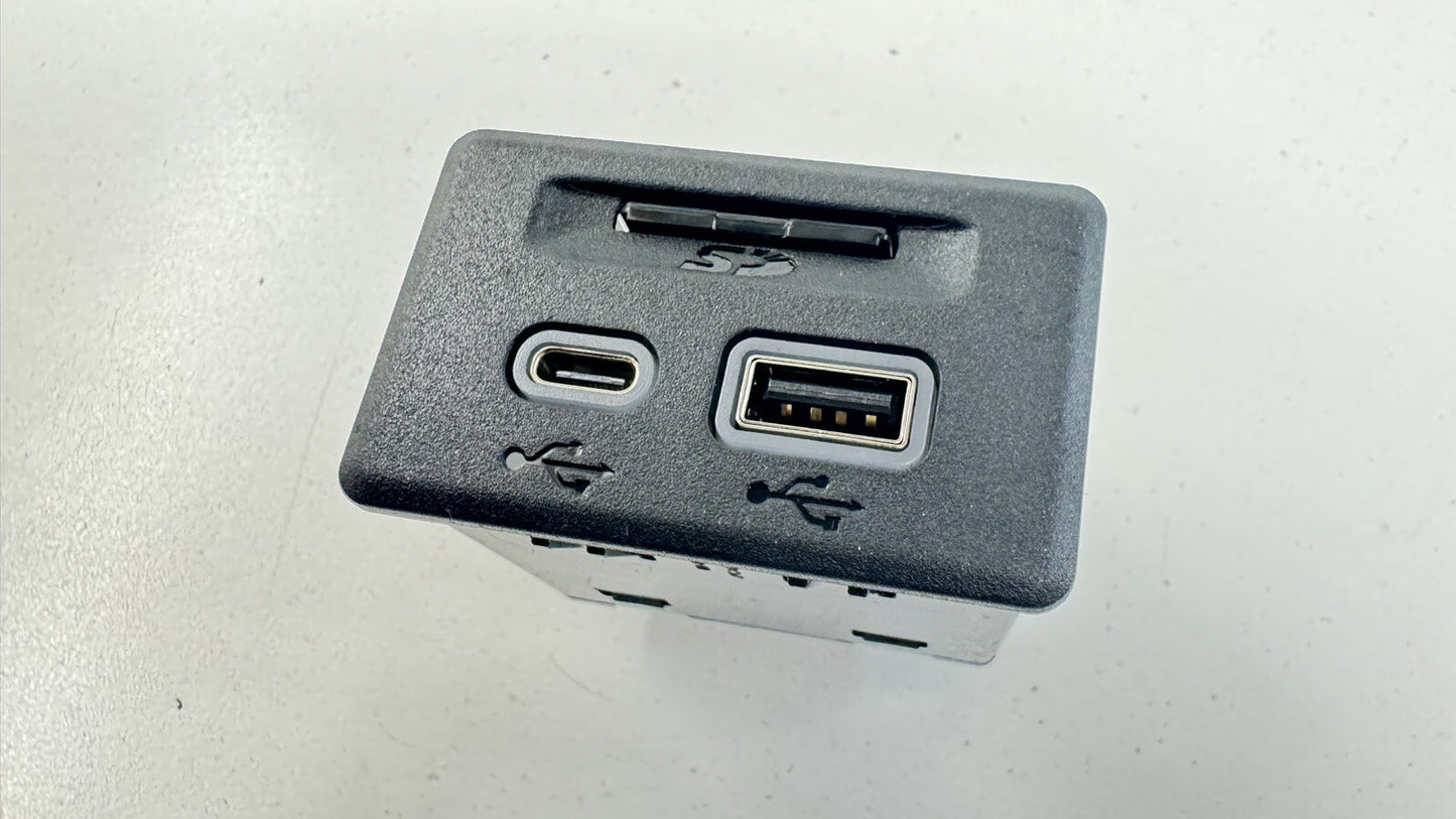 22-23 CADILLAC CT4 V BLACKWING CENTER CONSOLE USB PORT W/ NAVIGATION SD CARD OEM