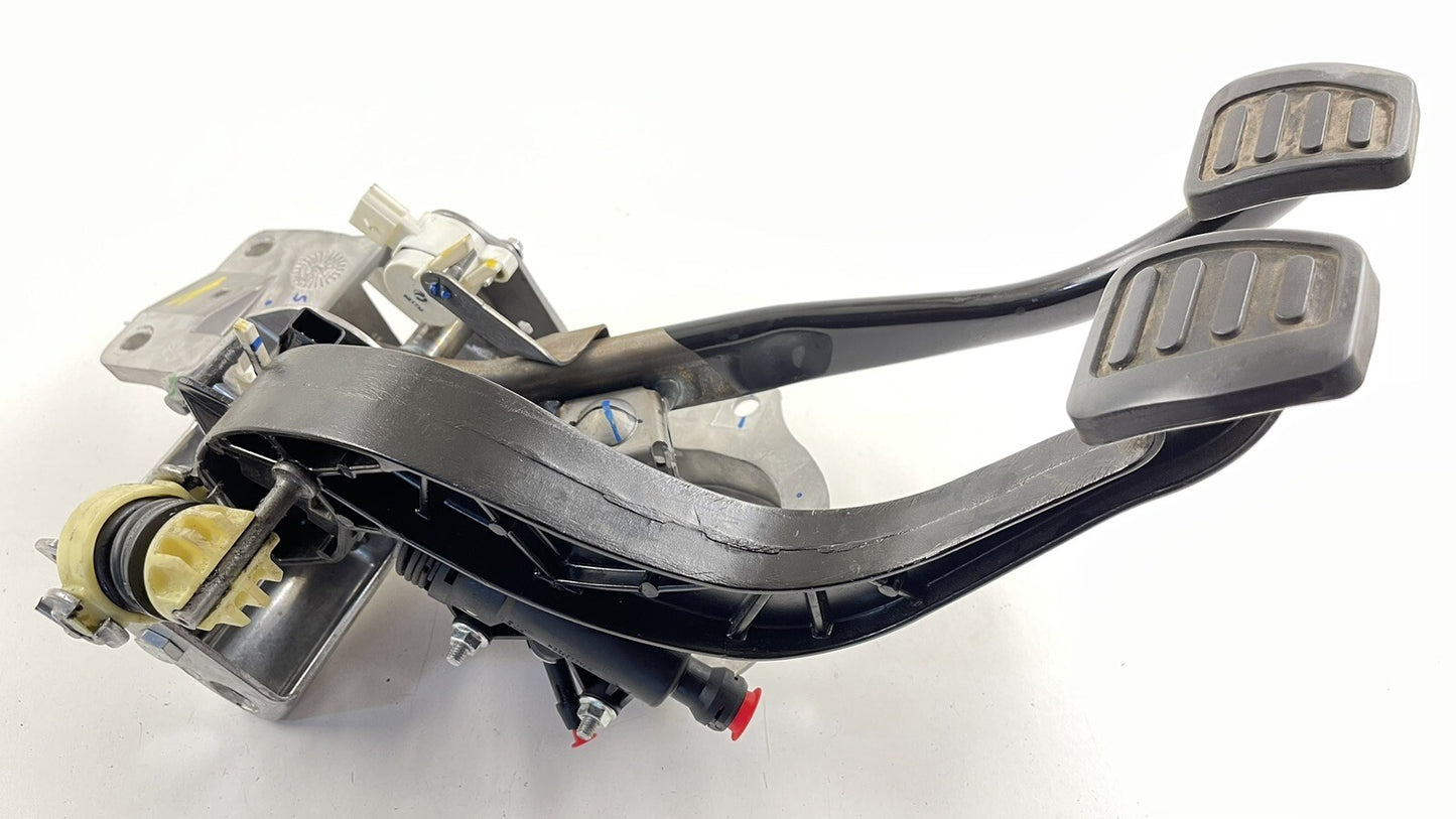 16-24 CHEVROLET CAMARO SS BRAKE & CLUTCH PEDAL ASSEMBLY 23105888 OEM