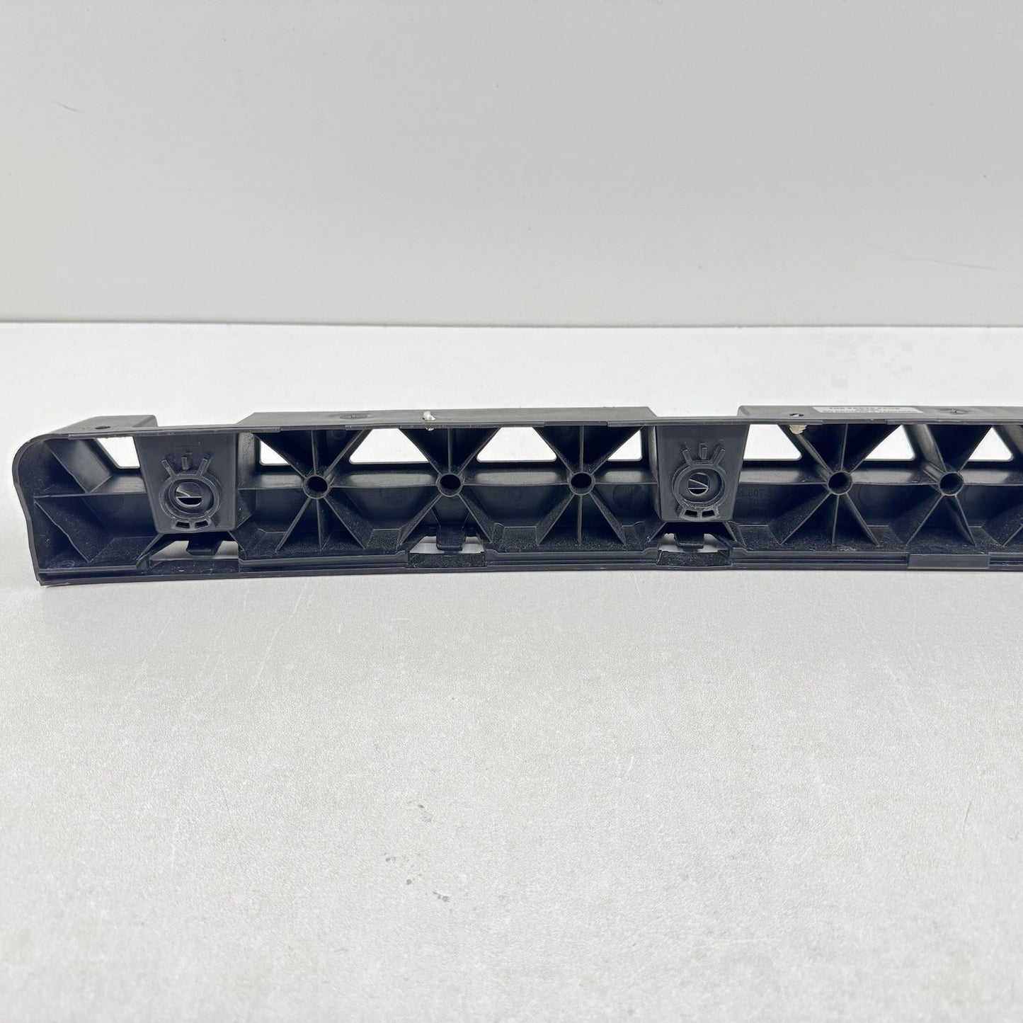 22-25 VOLKSWAGEN GOLF R MK8 REAR CENTER BUMPER BRACKET SUPPORT MOUNT OEM