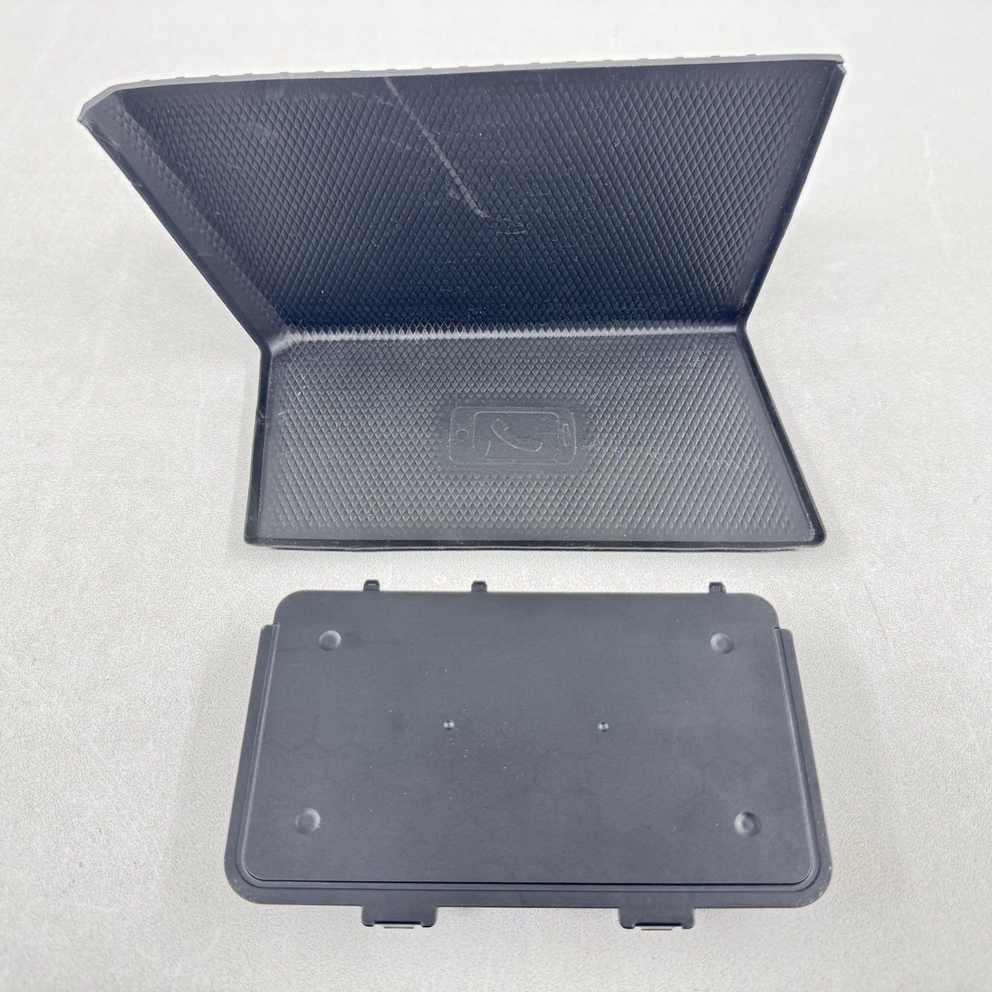 22-25 VOLKSWAGEN GOLF R MK8 CENTER CONSOLE WIRELESS CHARGE PHONE CHARGING OEM