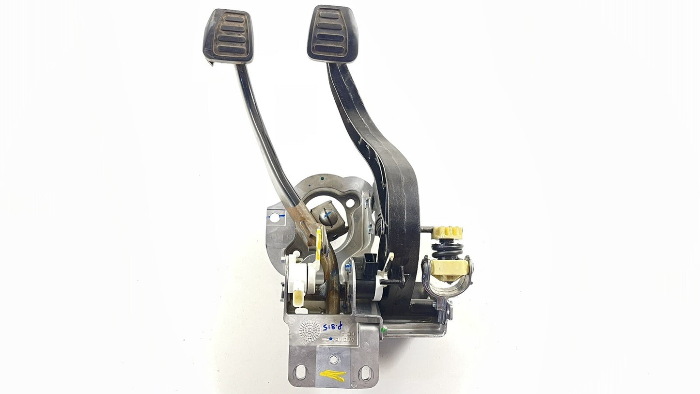 16-24 CHEVROLET CAMARO SS BRAKE & CLUTCH PEDAL ASSEMBLY 23105888 OEM