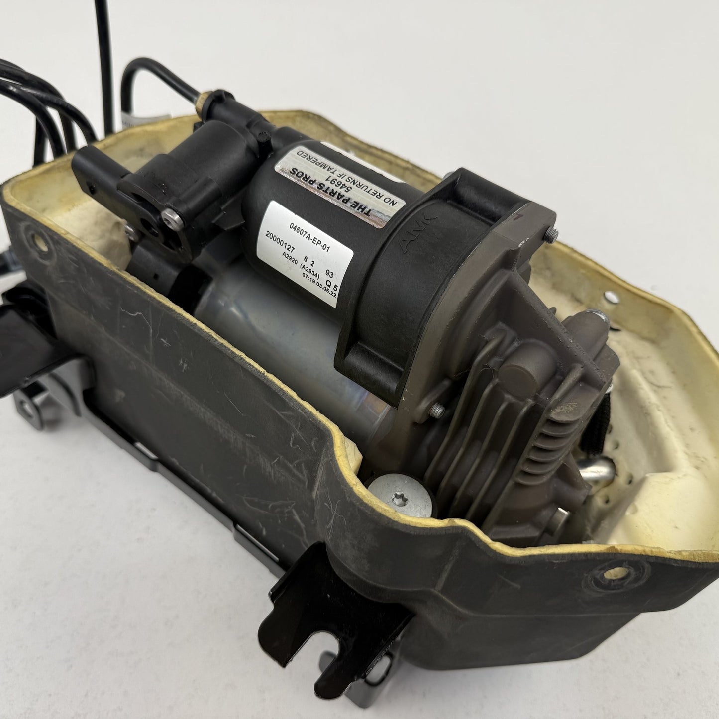 2022-2024 Rivian R1S Air Suspension Compressor Pump Valve Block C400003024 OEM