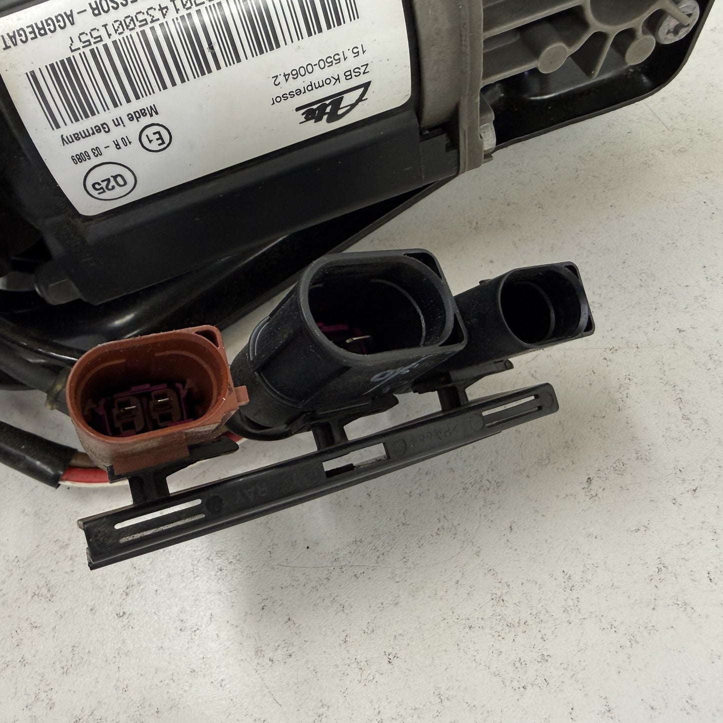2014-2018 Bentley Flying Spur Air Suspension Compressor Pump W/ Valve Block OEM