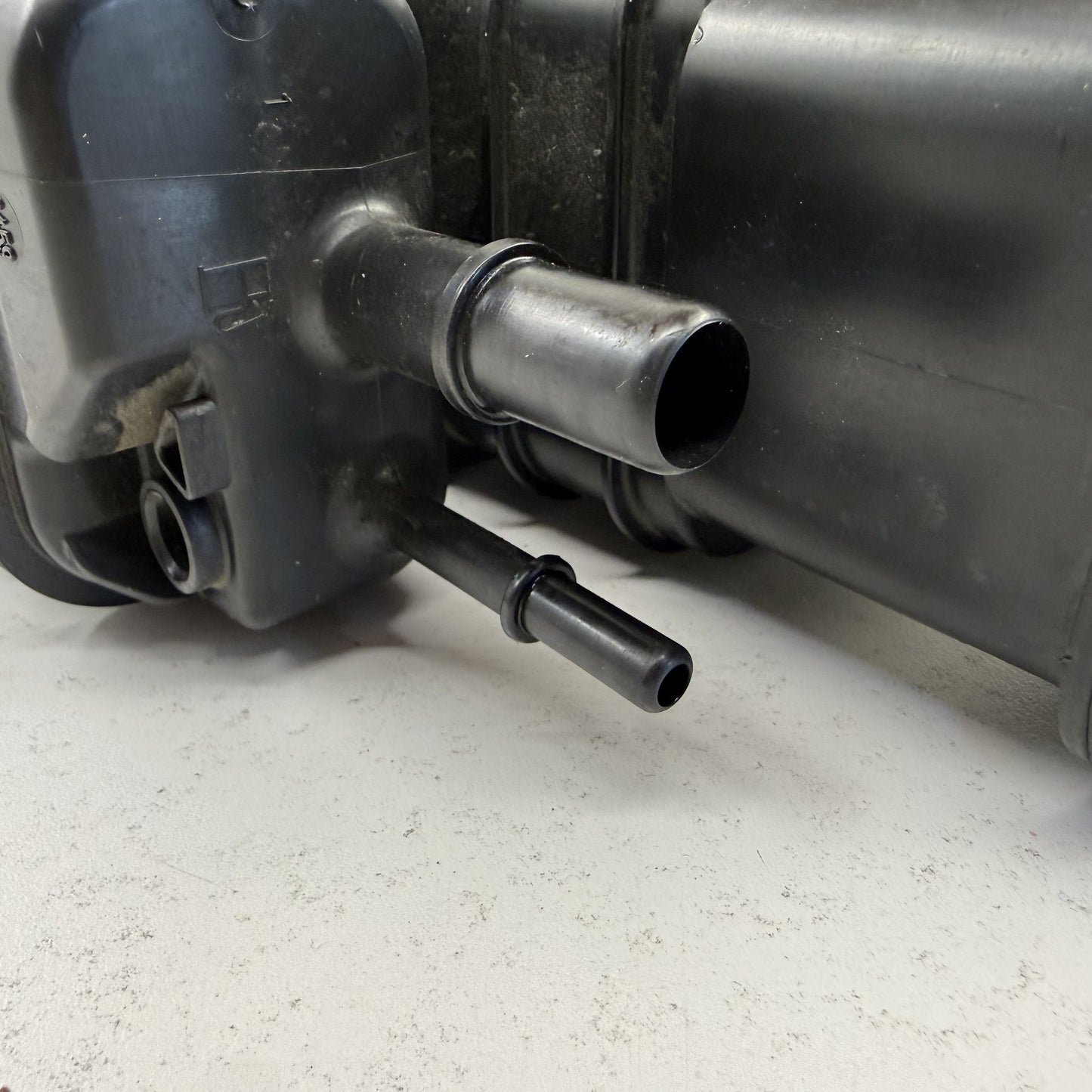 2011-2015 Chevrolet Camaro SS ZL1 Fuel Evap Vapor Charcoal Emission Canister OEM