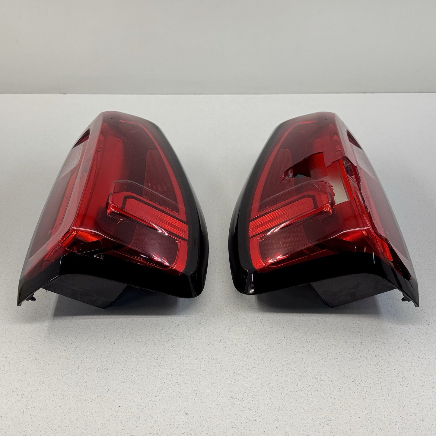 20-23 GMC Sierra 2500 3500 Rear Taillight Lamp Pair Left & Right LED OEM *NOTE*